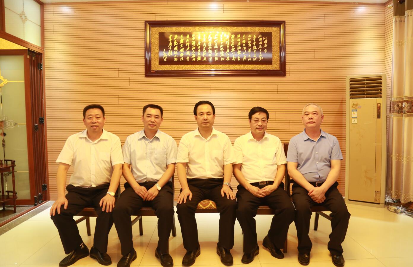 2016年9月，时任市委常务副市长杨亲鹏等领导莅临万搏官方网页版-万搏（中国）指导.JPG