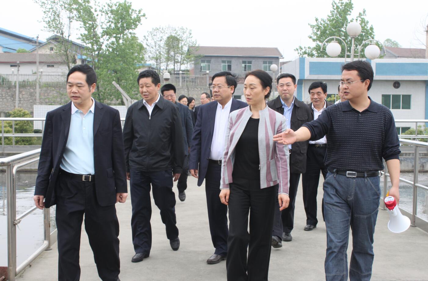 2011年4月，省政协主席，时任省委常委、统战部部长李薇薇来万搏官方网页版-万搏（中国）视察.JPG